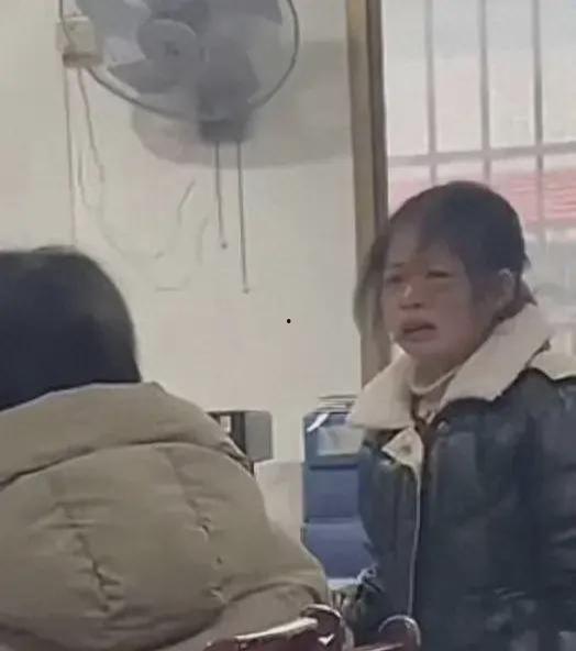 俩孩子打架家长吃瓜视频,现场画面引网友热议