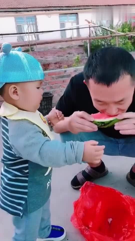 小孩吃瓜打孩子的视频,小瓜娃意外“打”出欢乐瞬间