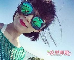 吃瓜黑色衣服戴眼镜女孩视频