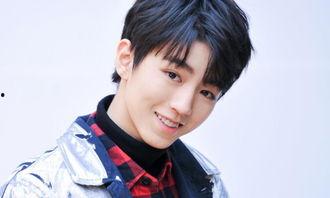 王俊凯吃瓜姿势独特视频,萌态十足！