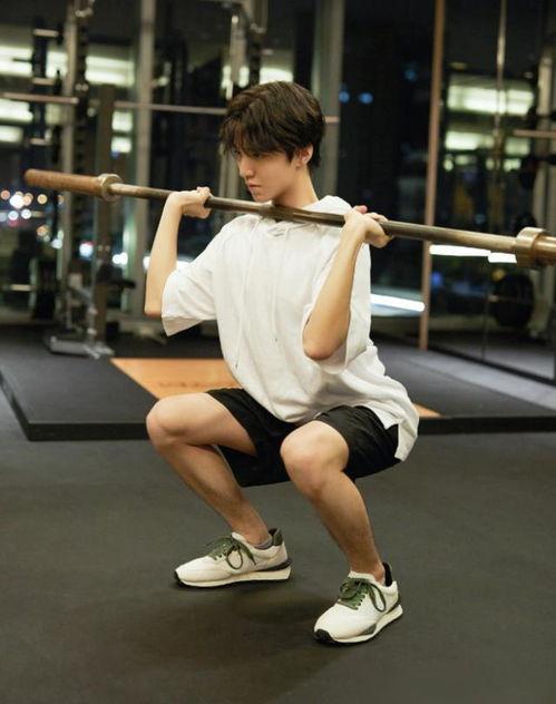 健身视频吃瓜图片,揭秘健身达人的日常小确幸