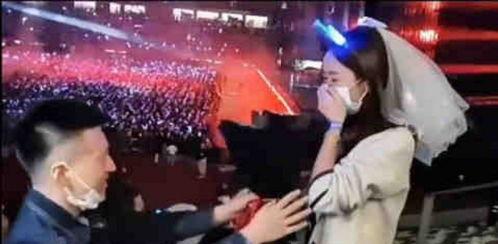 张杰吃瓜粉丝求婚视频,吃瓜群众见证甜蜜时刻