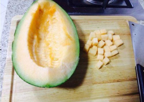 鸭子抢哈密瓜吃的视频,欢乐场面引网友热议