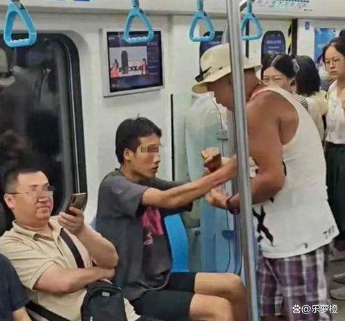 青岛地铁男子吃瓜视频曝光,青岛地铁男子吃瓜事件引发热议
