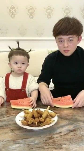 舅舅们比赛吃瓜视频播放,欢乐瞬间，瓜香四溢